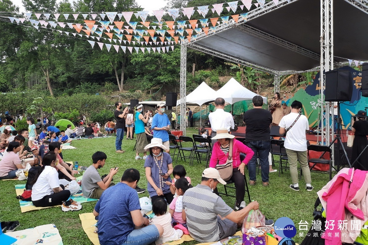 「2021桃園客家桐花祭」音樂野餐日活動，吸引市民朋友攜家帶眷前往參加。