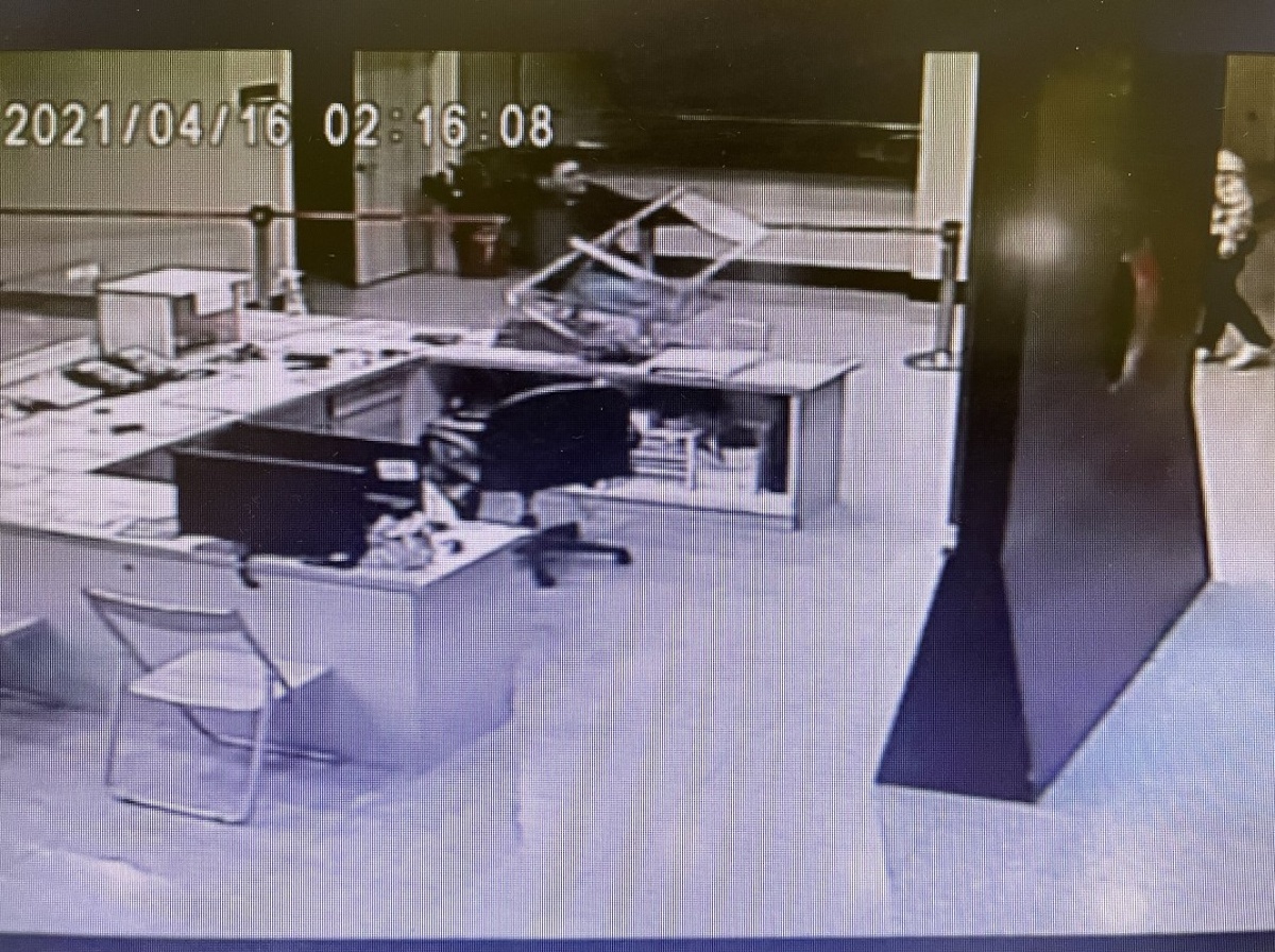 黑衣人抓起椅子，砸毀值班台上的電腦（圖／翻攝畫面）