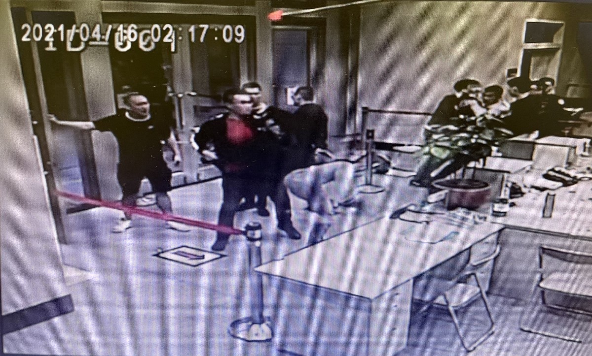 警察將滋事民眾立即驅逐到所外,時間僅1分36秒。(圖/翻攝畫面)