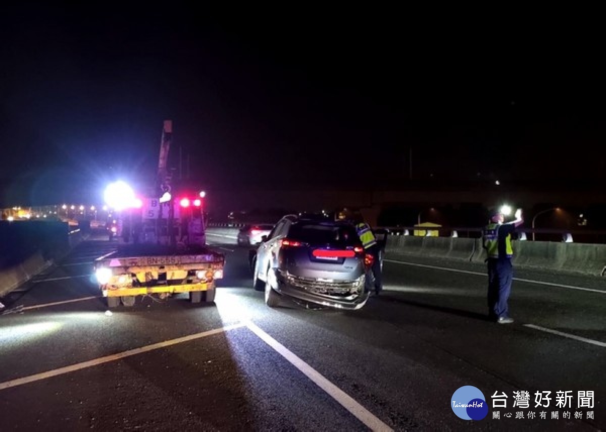 小客車於78快速道路不慎自撞護欄，車輛毀損拋錨在內側車道，虎尾警方立即前往協處，深獲家屬肯定讚許。