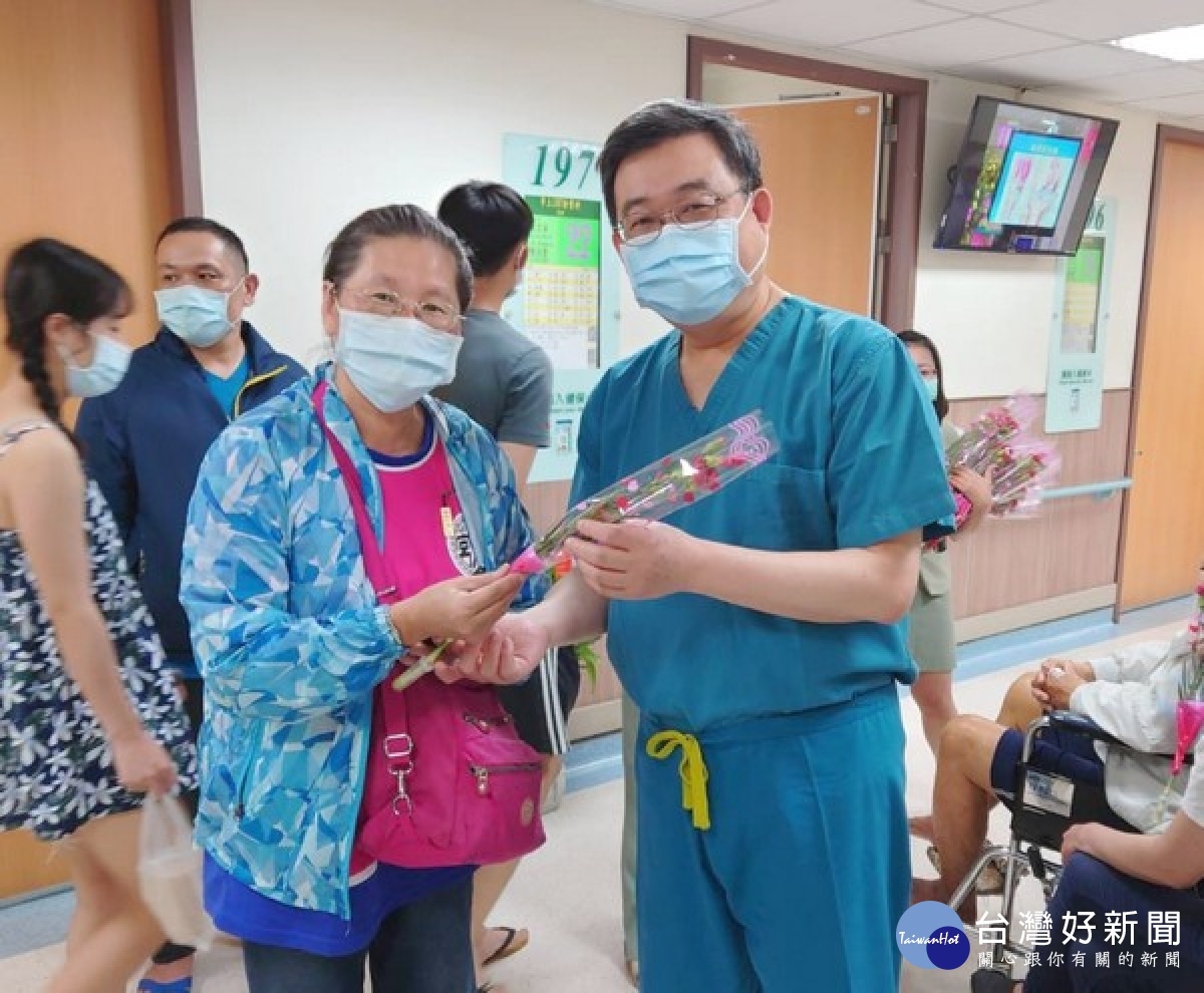 北港媽祖醫院團隊為孕期及產後有憂鬱症狀的患者,舒緩排解身心不適,院長及副院長亦現場致贈康乃馨,獻上對偉大母親的祝福。
