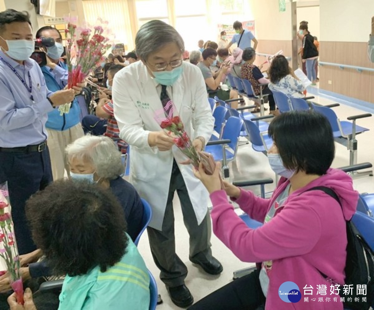 北港媽祖醫院團隊為孕期及產後有憂鬱症狀的患者,舒緩排解身心不適,院長及副院長亦現場致贈康乃馨,獻上對偉大母親的祝福。