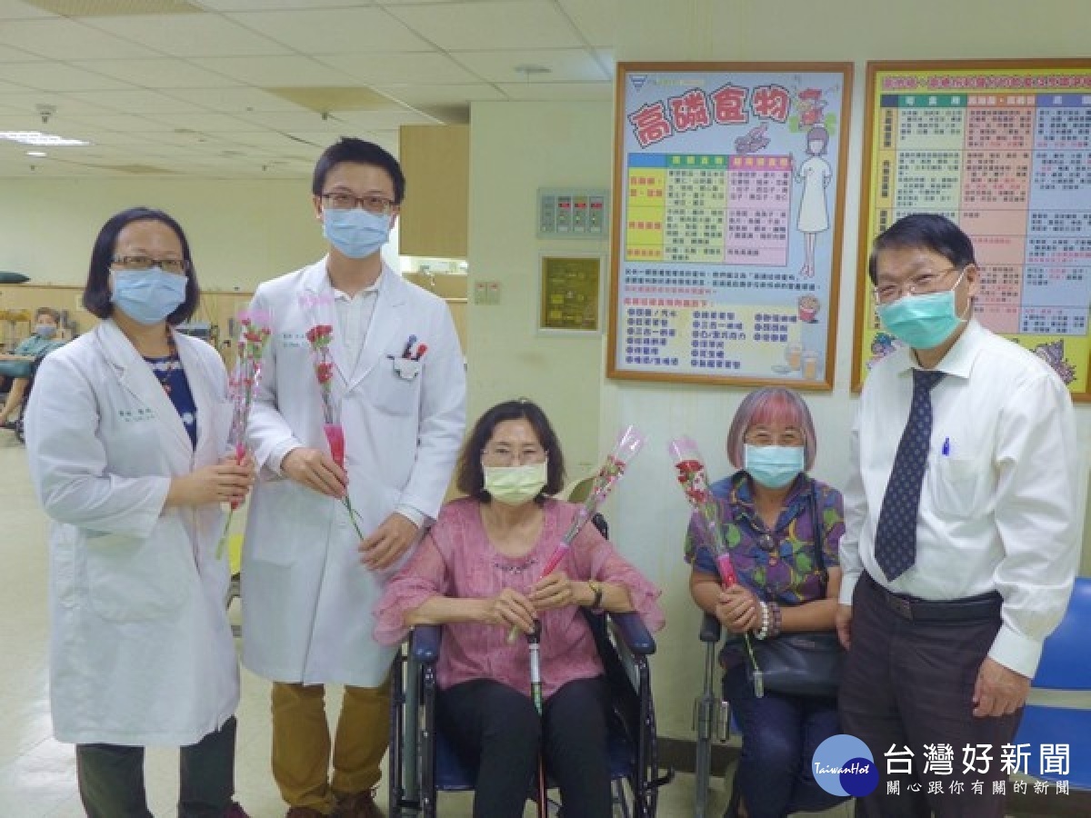 北港媽祖醫院團隊為孕期及產後有憂鬱症狀的患者,舒緩排解身心不適,院長及副院長亦現場致贈康乃馨,獻上對偉大母親的祝福。