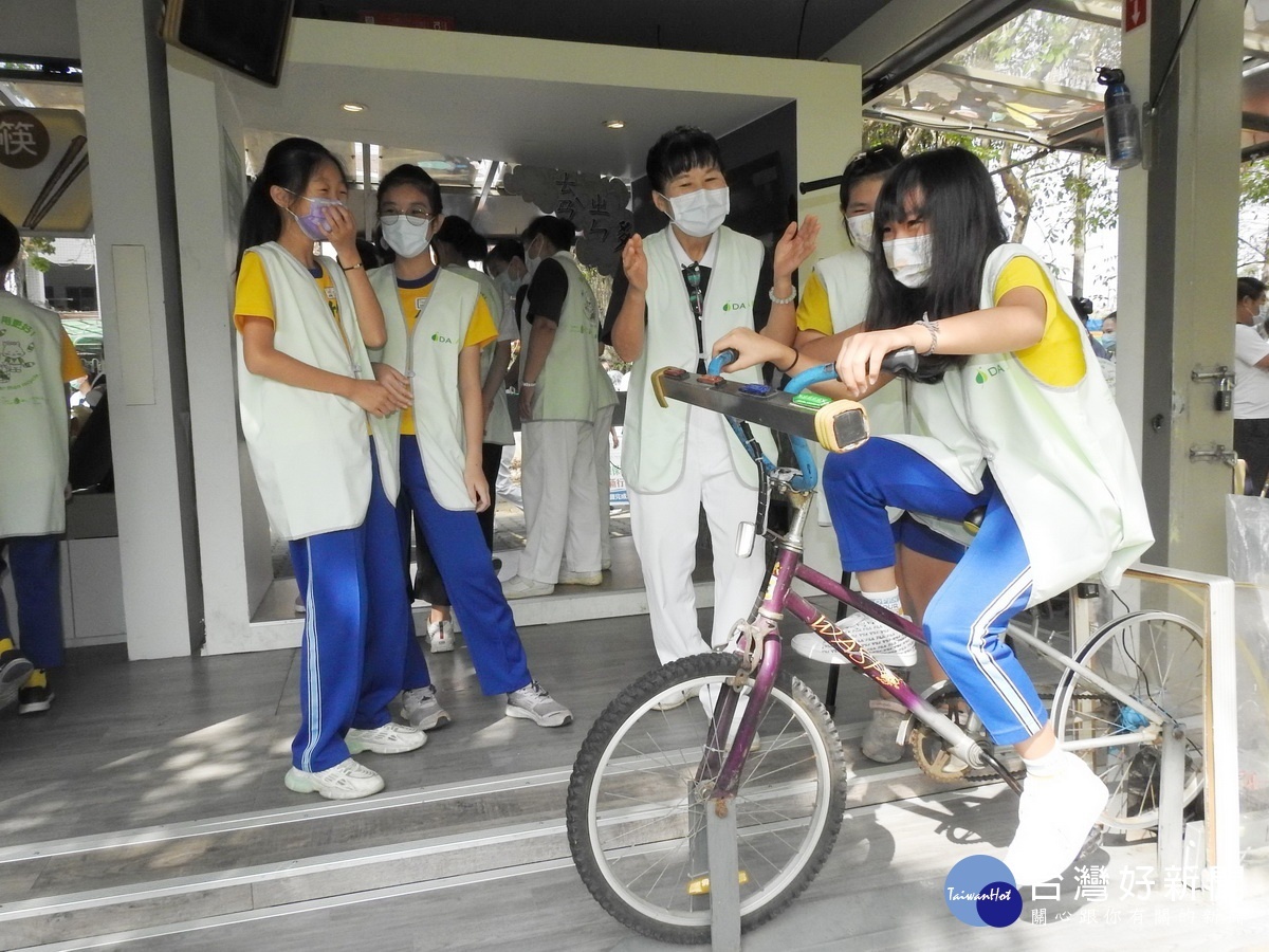 學童體驗踩腳踏車1小時可發電減碳。（縣府提供）