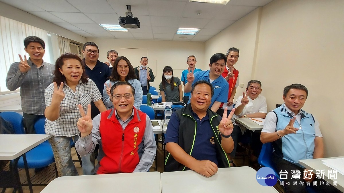 新北市榮服處林火土處長(前左)與郭寶財理事長(中)及培訓班學員合影