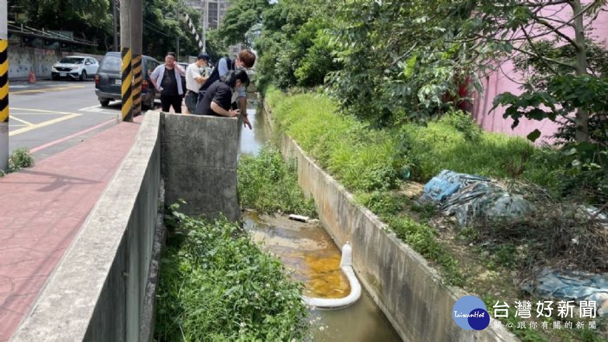 環保局接獲陳情大園區新生路溝渠水面有油污漂浮，環保局前往陳情地點稽查循線查獲