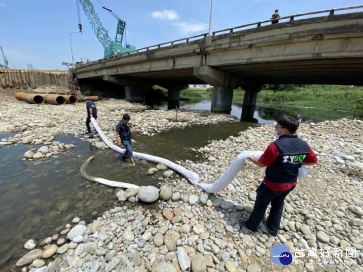 環保局接獲陳情大園區新生路溝渠水面有油污漂浮，環保局前往陳情地點稽查循線查獲