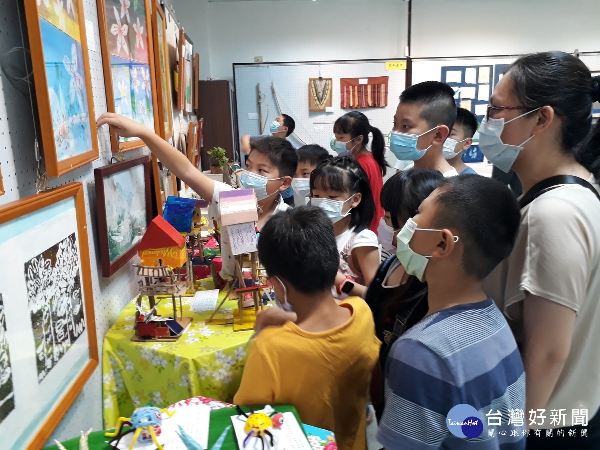 永興國小學童參觀畫展情景。