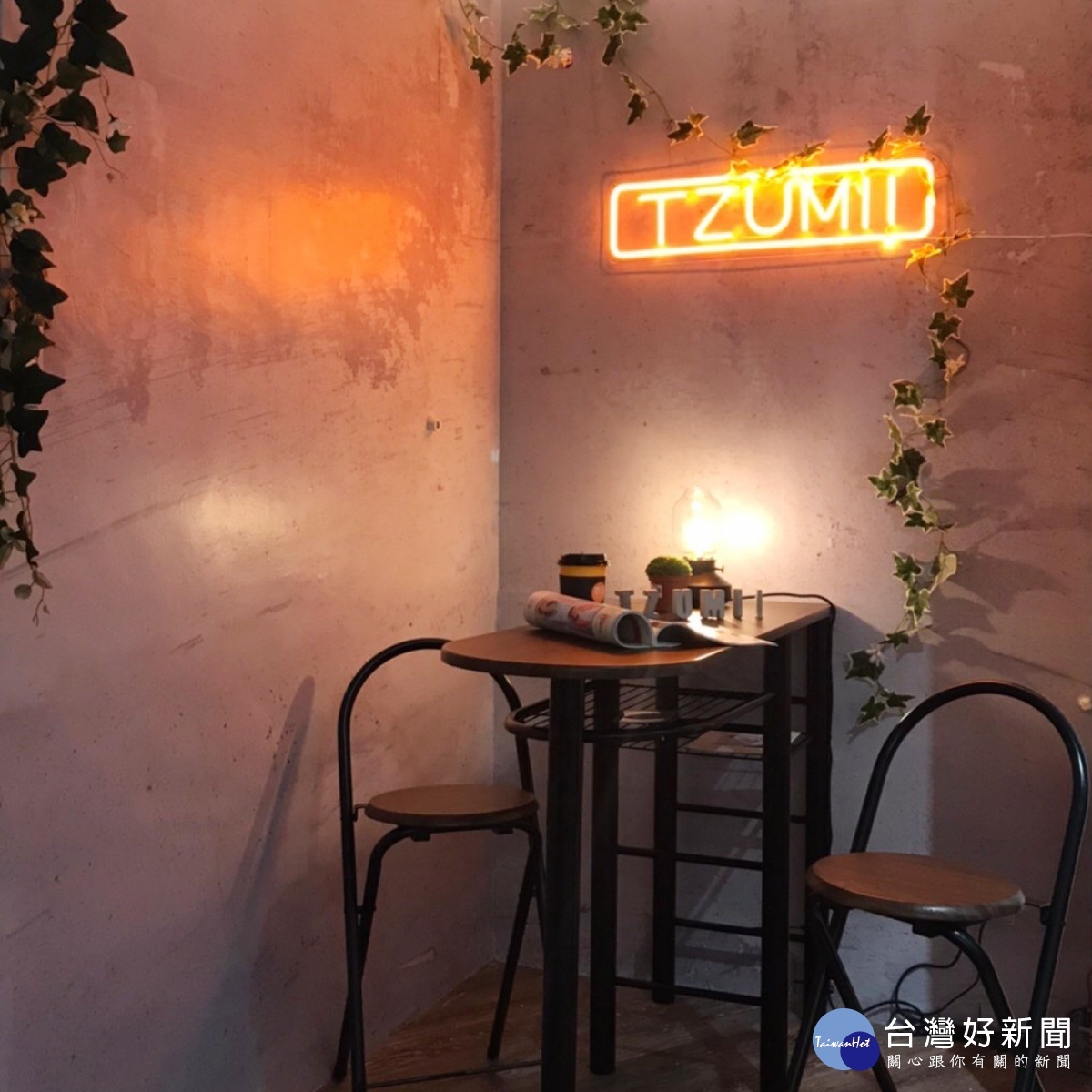 低調沉穩的工業風吧檯,利用了水泥風的牆面再飾以藤蔓植物及LED燈條,形成網美打卡拍照新景點。(圖/TZUMii厝覓提供)