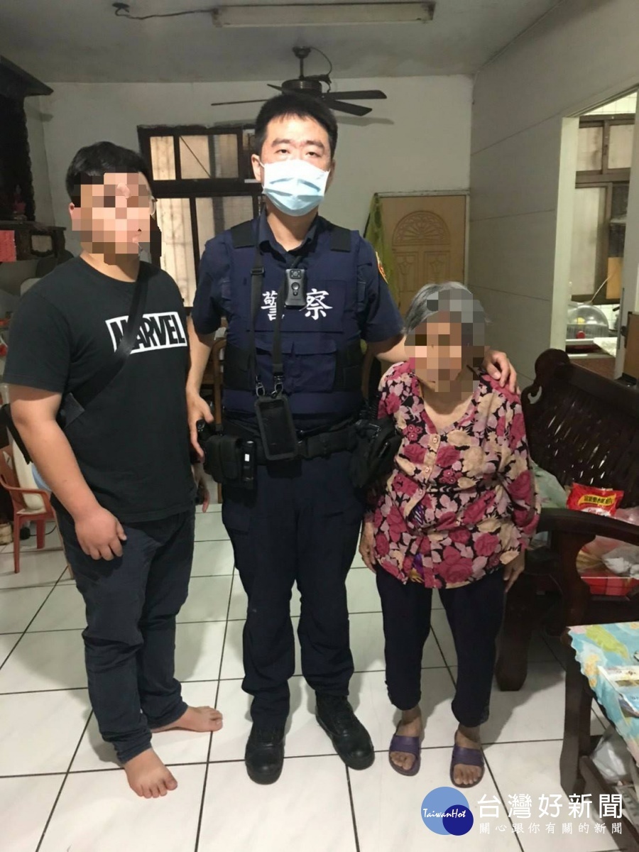 迷途老婦蹲坐路旁，警用M-POLICE查證助返家