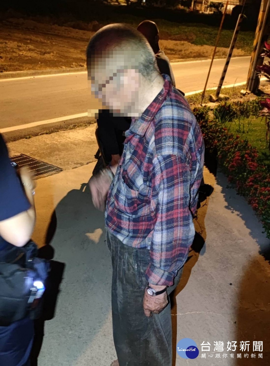 老翁夜間騎車訪友迷途,巡警協助護送返家