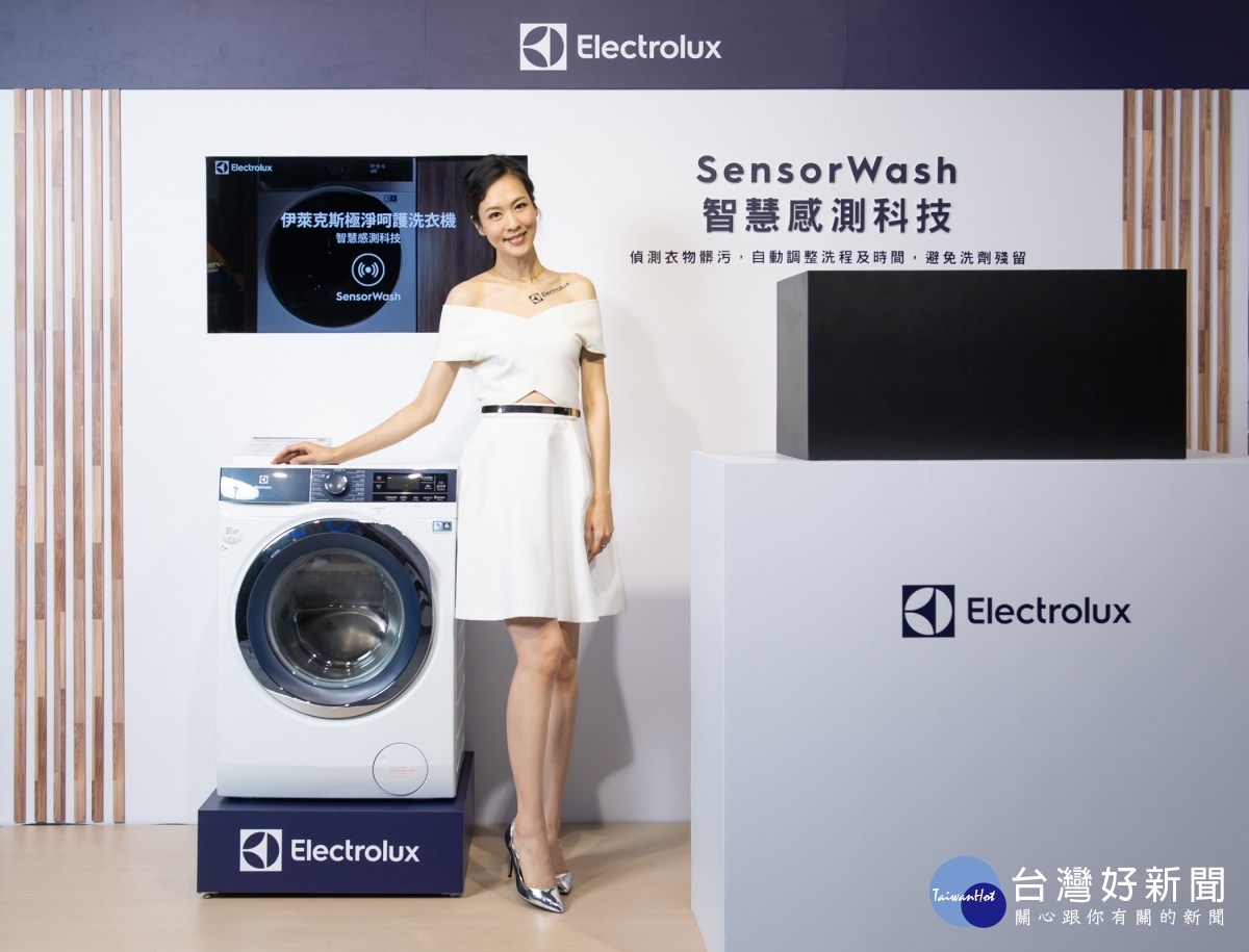 伊萊克斯極淨呵護系列滾筒洗脫烘衣機SensorWash智慧感測科技，可偵測髒污，自動調整洗程，避免衣物殘留洗劑。