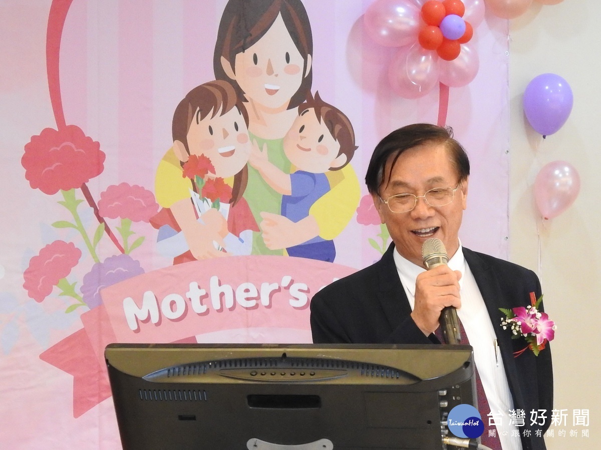 林明溱也高歌一曲祝福媽媽幸福。(縣府提供)