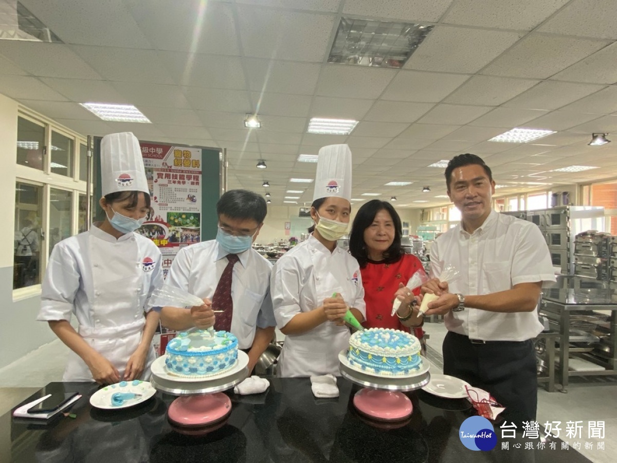 明台高中在母親節前夕由董事長林芳媖跟副董事長林承峯一起主持母親節蛋糕發表。(圖/記者林重鎣攝)