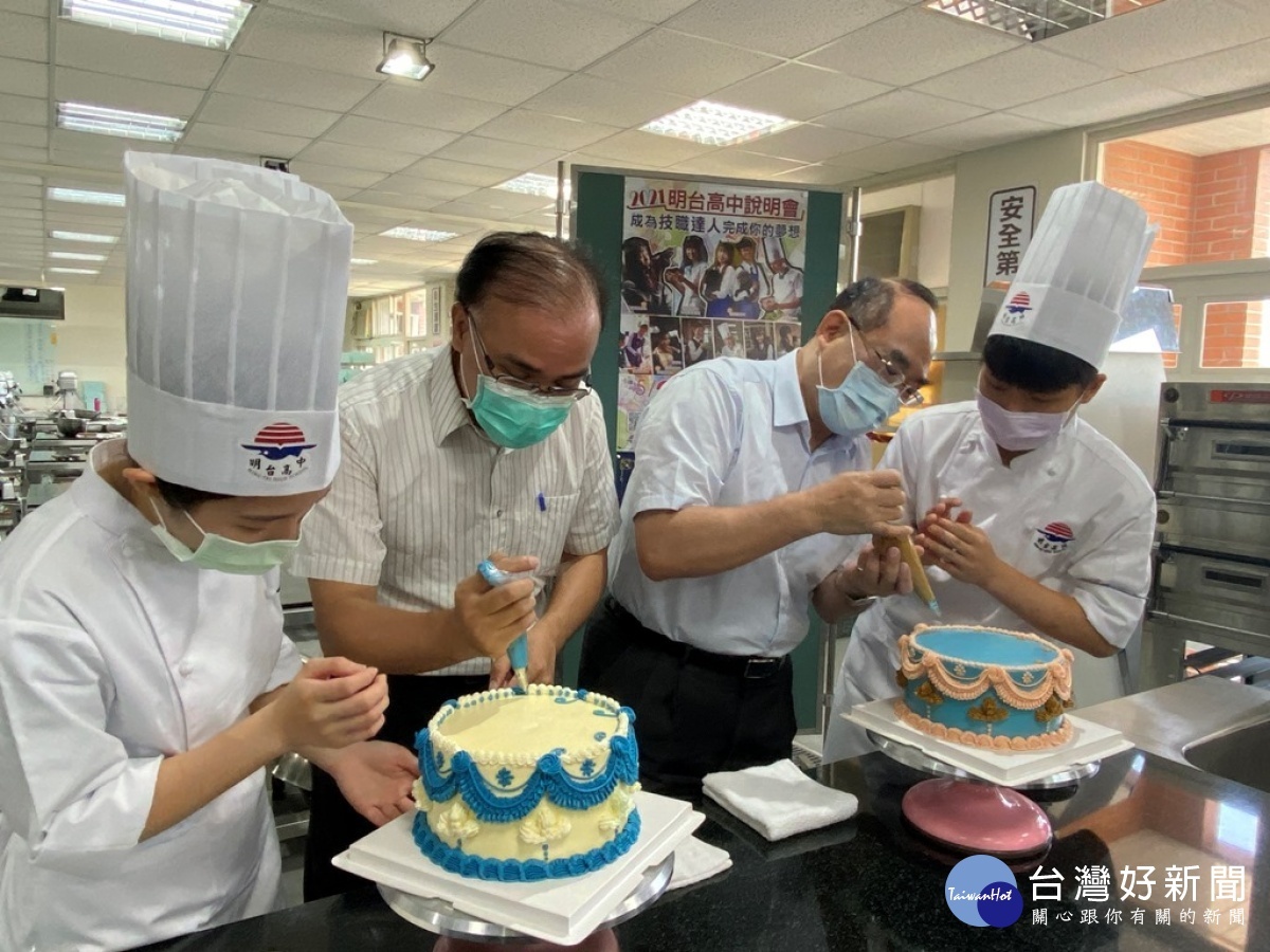 現場與會來賓一起體驗如何裝飾法式宮廷蛋糕華麗豐富、典雅復古的視覺。(圖/記者林重鎣攝)