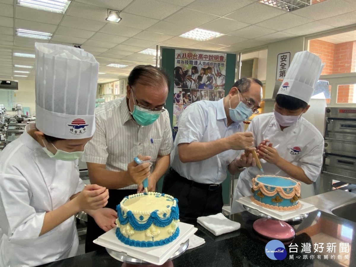 現場與會來賓一起體驗如何裝飾法式宮廷蛋糕華麗豐富、典雅復古的視覺。（圖／記者林重鎣攝）