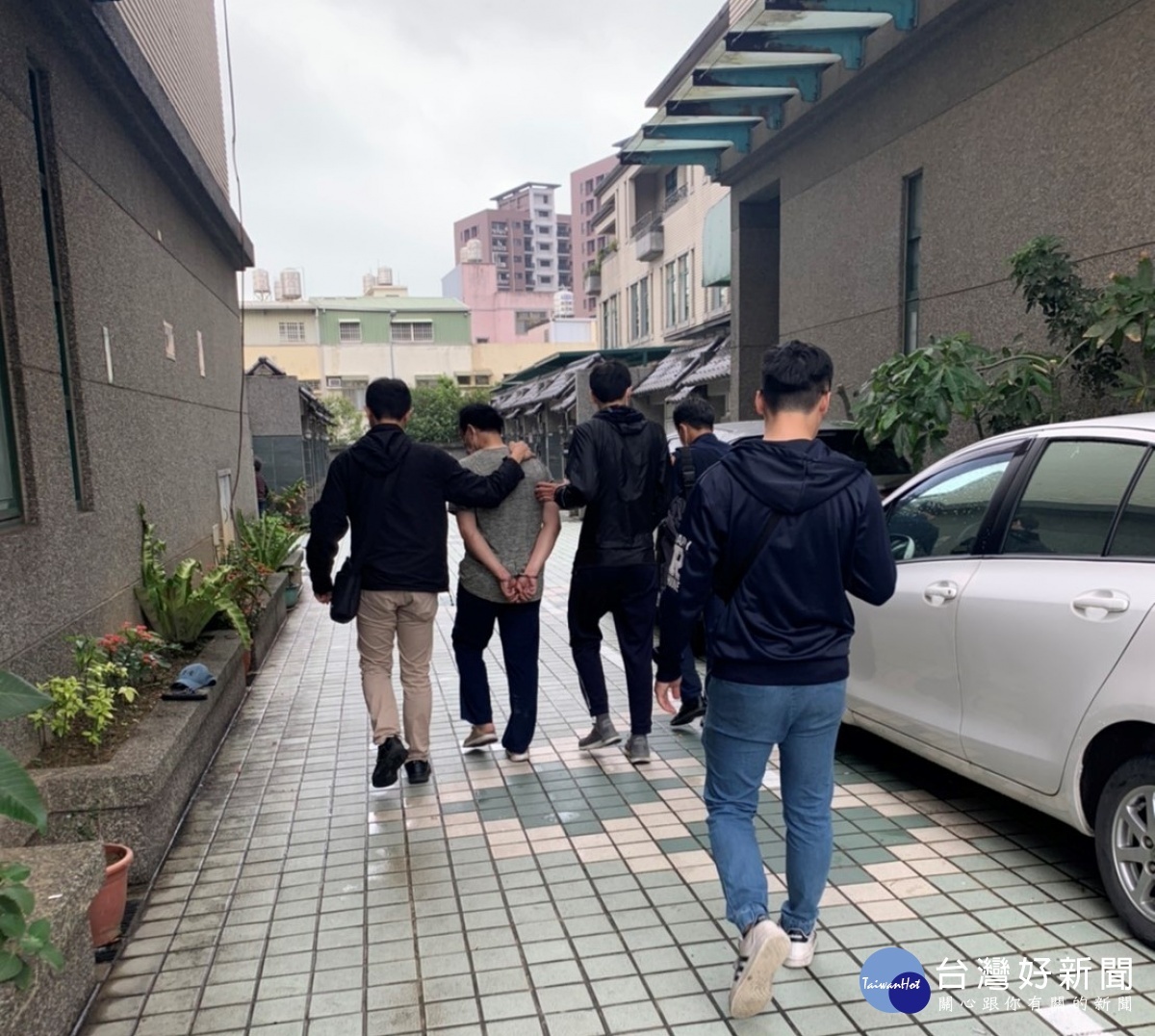 竊嫌狡猾躲藏,所長帶同員警到現場圍捕繩之以法