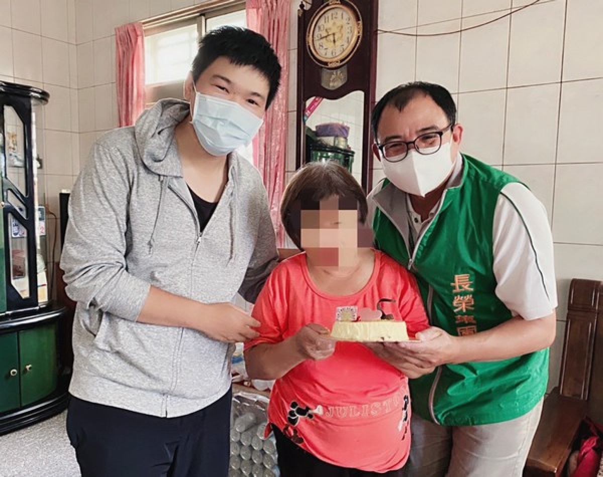 張榮發基金會結合北港警方送愛到偏鄉,員警與基金會志工送來生活物資及應節蛋糕,期盼透過愛心蛋糕傳遞溫暖與陪伴,一同歡度溫馨佳節。