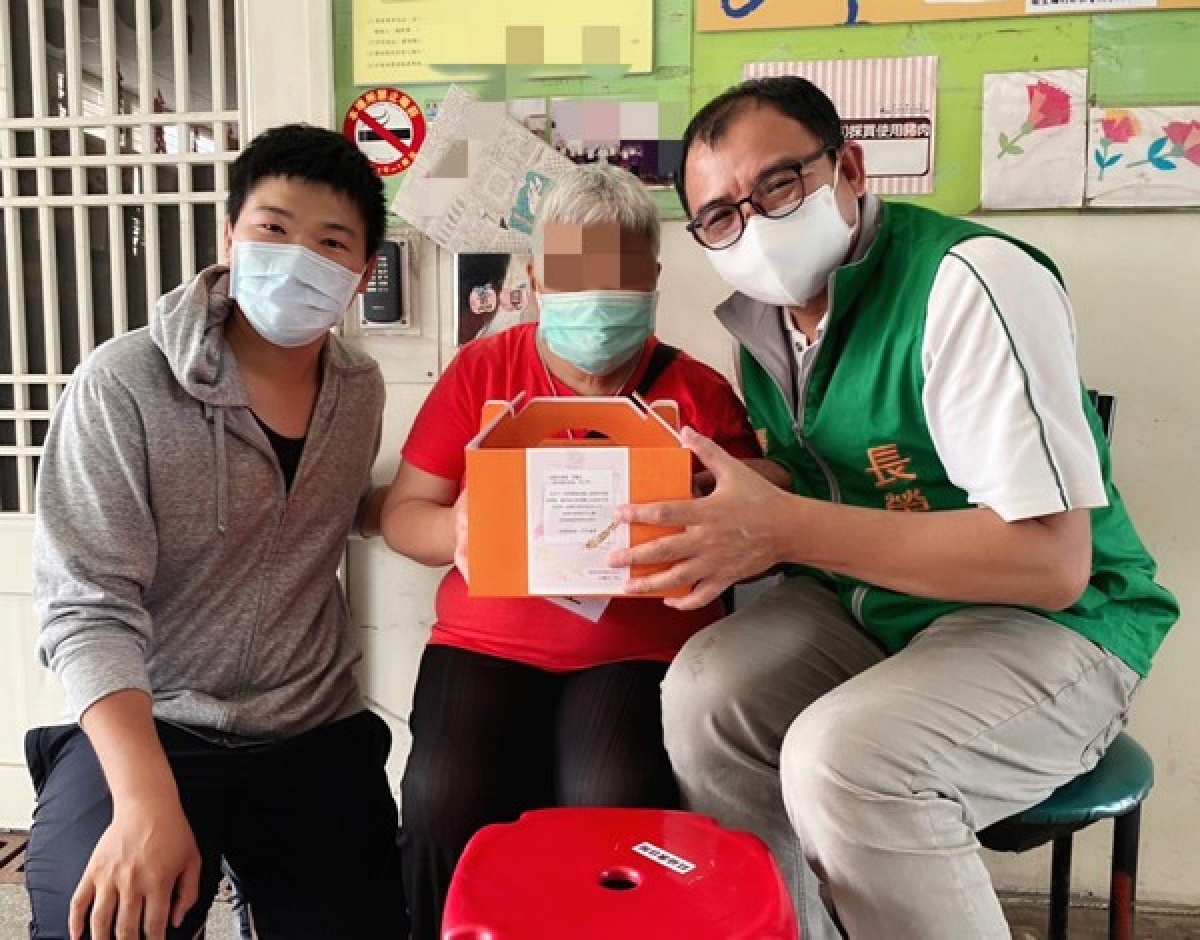 張榮發基金會結合北港警方送愛到偏鄉,員警與基金會志工送來生活物資及應節蛋糕,期盼透過愛心蛋糕傳遞溫暖與陪伴,一同歡度溫馨佳節。