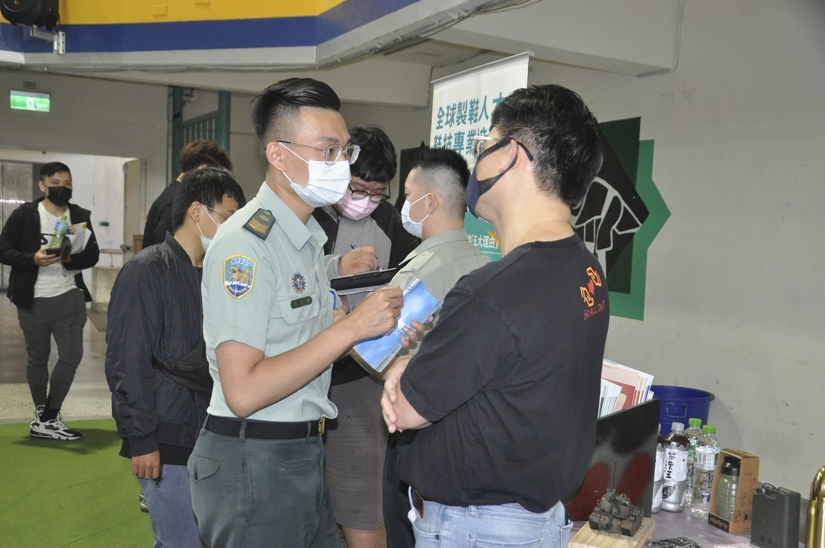 好男要當兵,國軍人力攤位學生詢問度目常高招募。
