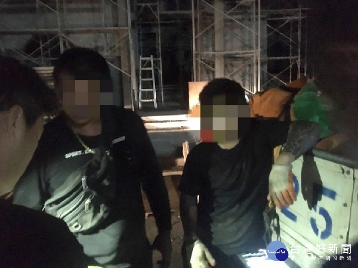 虎尾警方經數日抽絲剝繭,詳細調查蒐證完備後,持拘票逮捕兩名涉嫌多起工地鋼鐵竊案疑犯,經移送偵辦聲押獲准。