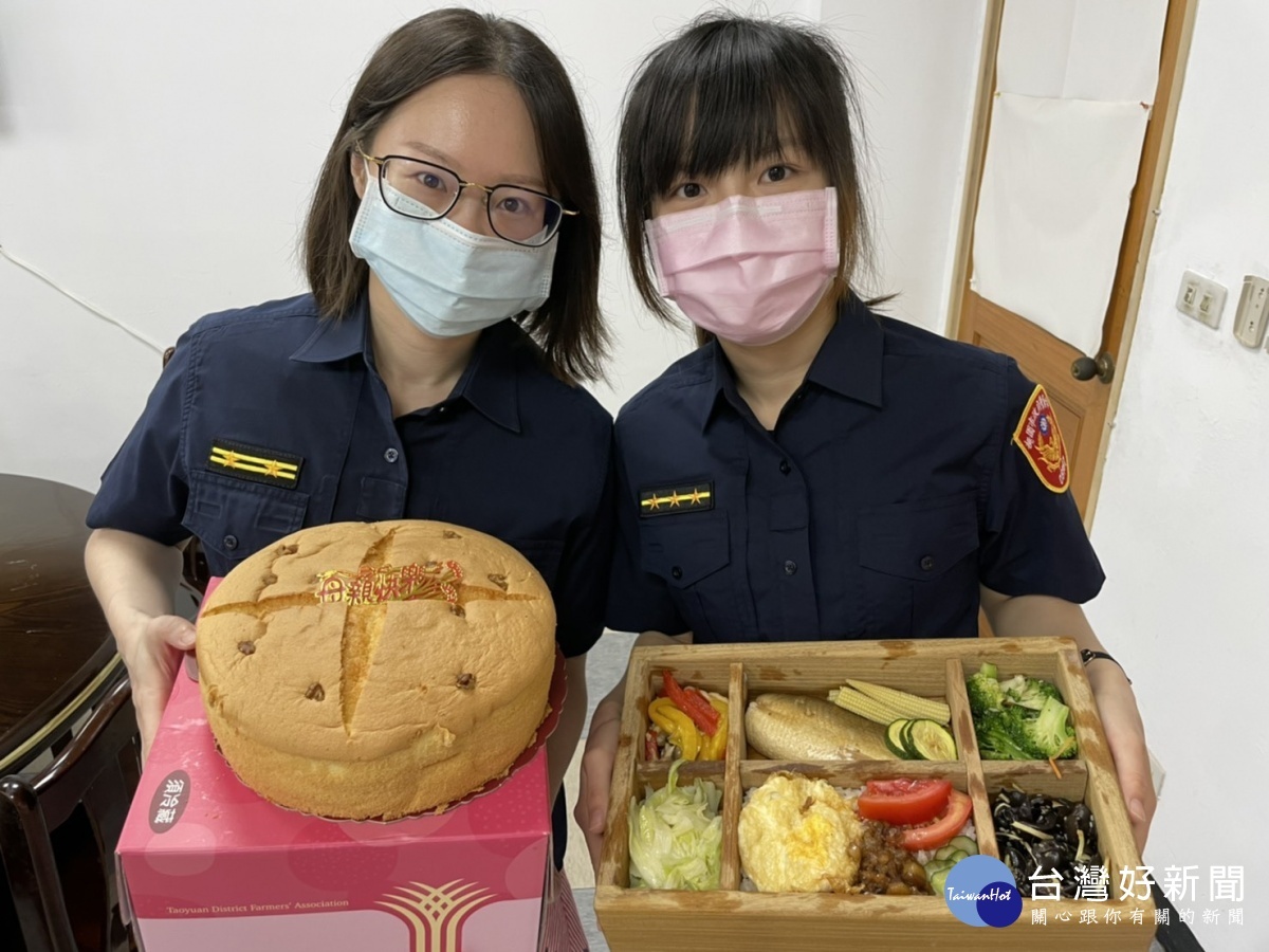 分局長李建民與觀音根滿慈善基金會董事長劉建三一同準備「暖心餐盒」、小蛋糕