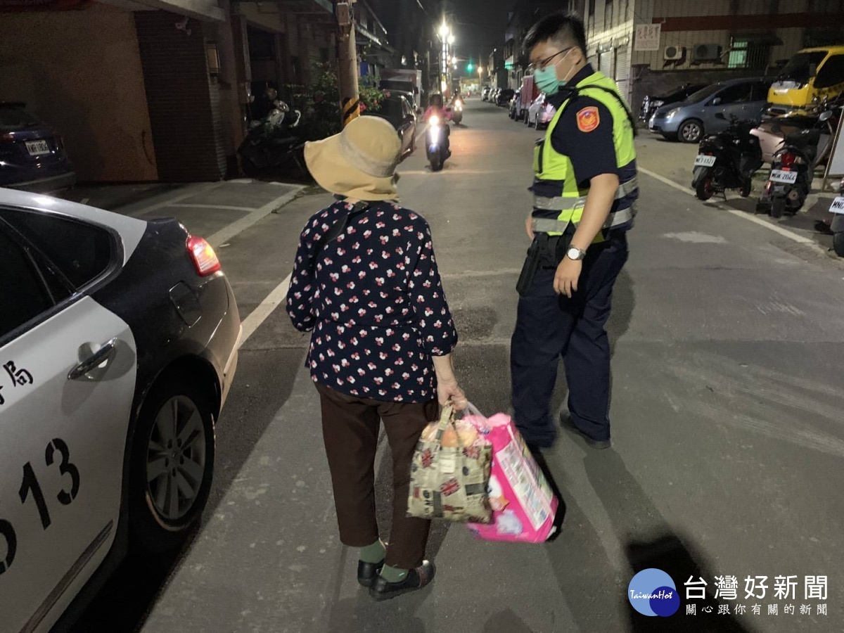 83歲的莊姓老婦外出購物失智症發作,經員警確認身分後,將她平安護送返家