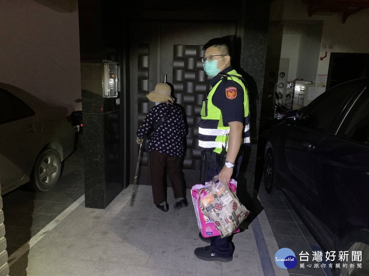 83歲的莊姓老婦外出購物失智症發作,經員警確認身分後,將她平安護送返家