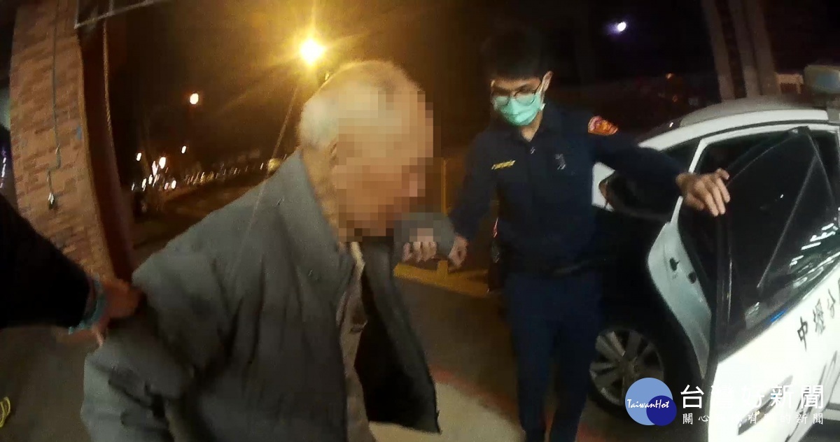 老翁疑似失智,警方以人臉辨識系統查詢該老翁(25年次)身分,將老翁載返家中休憩