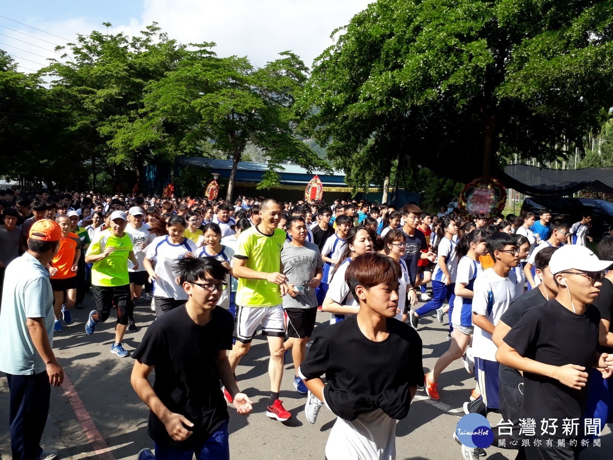 參賽選手衝出起跑線時,也充分展現了學子們的年輕活力與青春熱血。