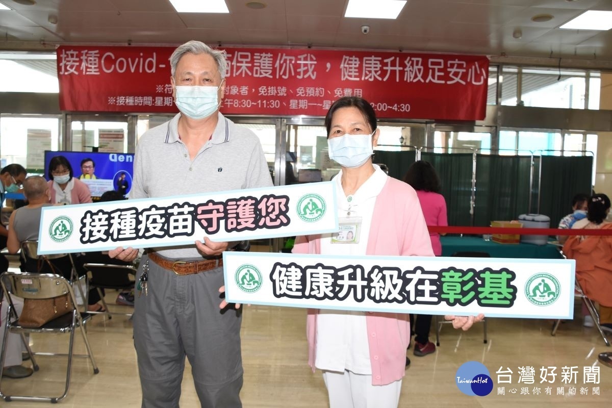接受疫苗施打民眾(左)呼籲大家儘早接種疫苗,捍衛健康。圖/記者鄧富珍攝