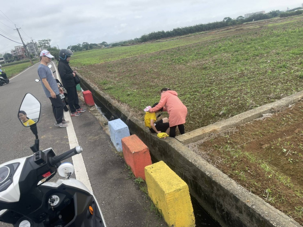 男童路跑不慎跌落水溝，巡警協助通報送醫