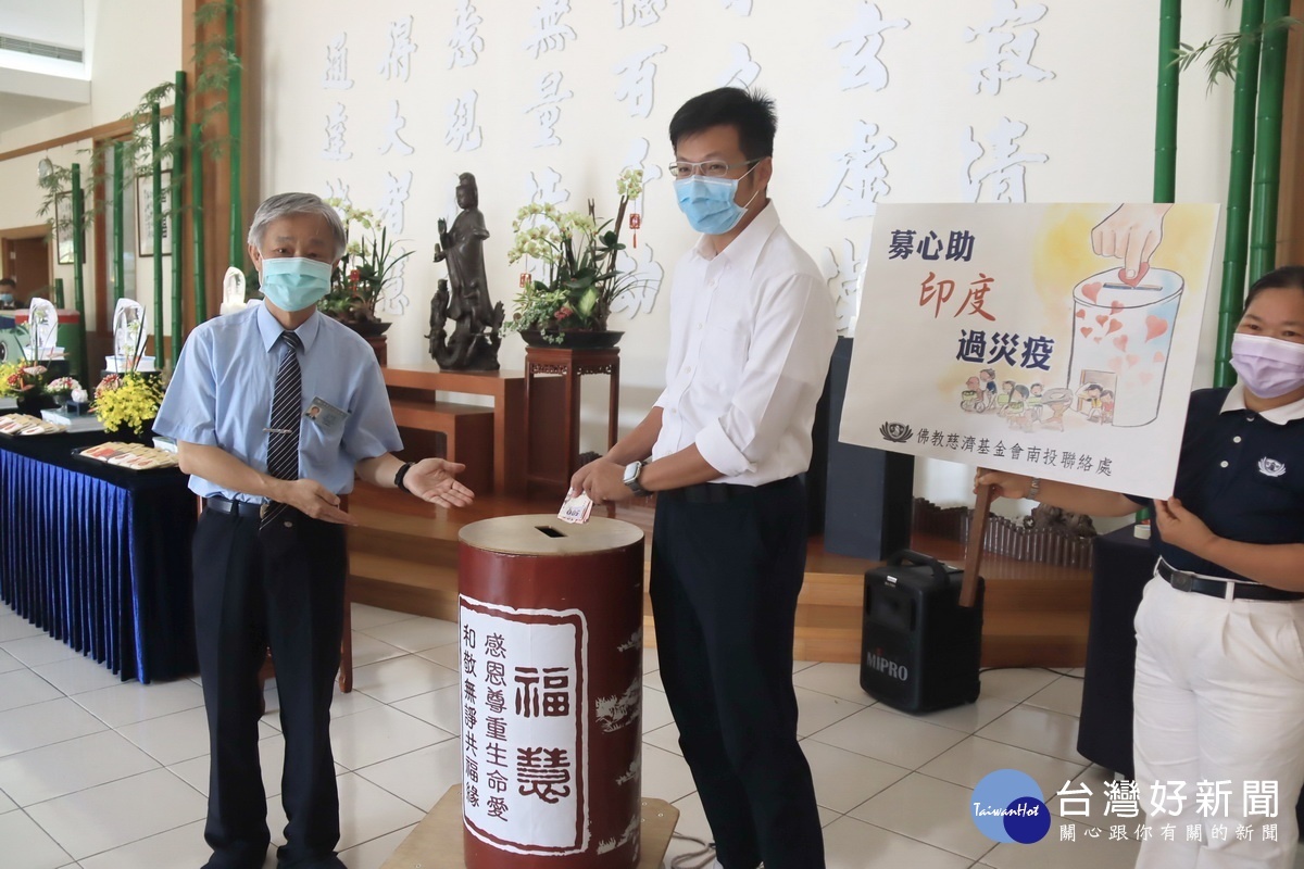 縣議員張嘉哲特別籲大家有錢出錢匯聚善力量。(記者扶小萍攝)