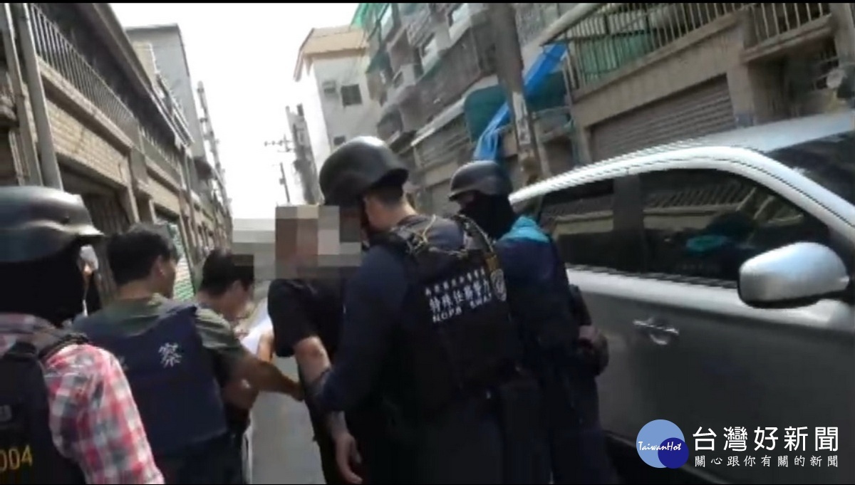 強勢警力逮捕嫌犯。(縣警局提供)