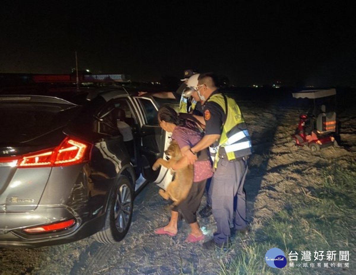 老婦騎乘電動車外出,許久未返家,家屬求助北港分局協尋,警方獲報動員搜尋,於3小時後找到受困泥坑的老婦,家屬深表感謝肯定。