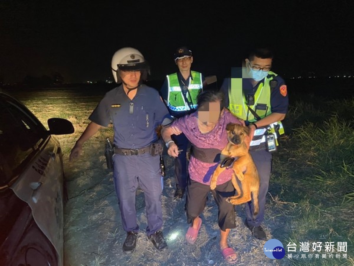 老婦騎乘電動車外出,許久未返家,家屬求助北港分局協尋,警方獲報動員搜尋,於3小時後找到受困泥坑的老婦,家屬深表感謝肯定。