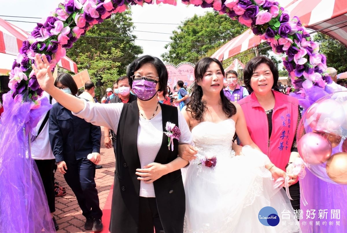 縣長王惠美（左）、埔鹽鄉長許文萍（右）穿著婚紗帶領阿公阿嬤進場，場面喜氣洋洋、幸福洋溢。
