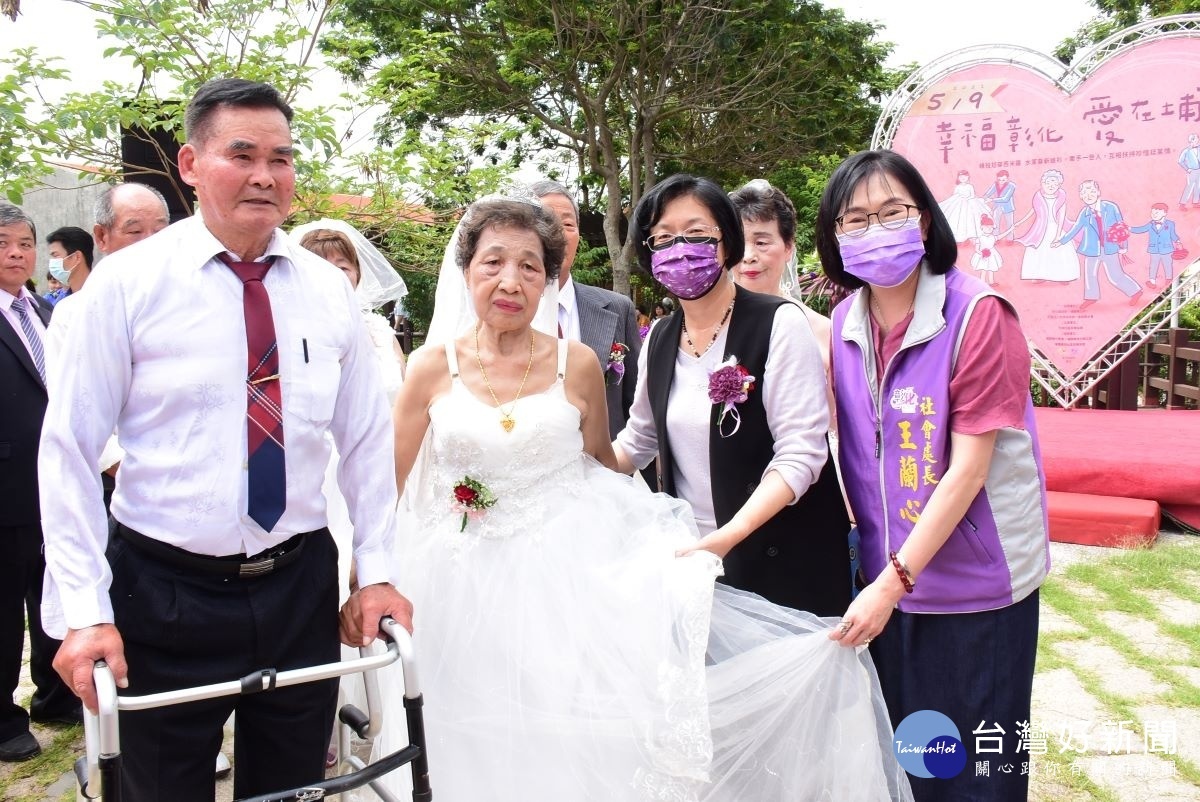 100對老尪某著婚紗禮服走秀見證幸福。圖/彰化縣政府提供