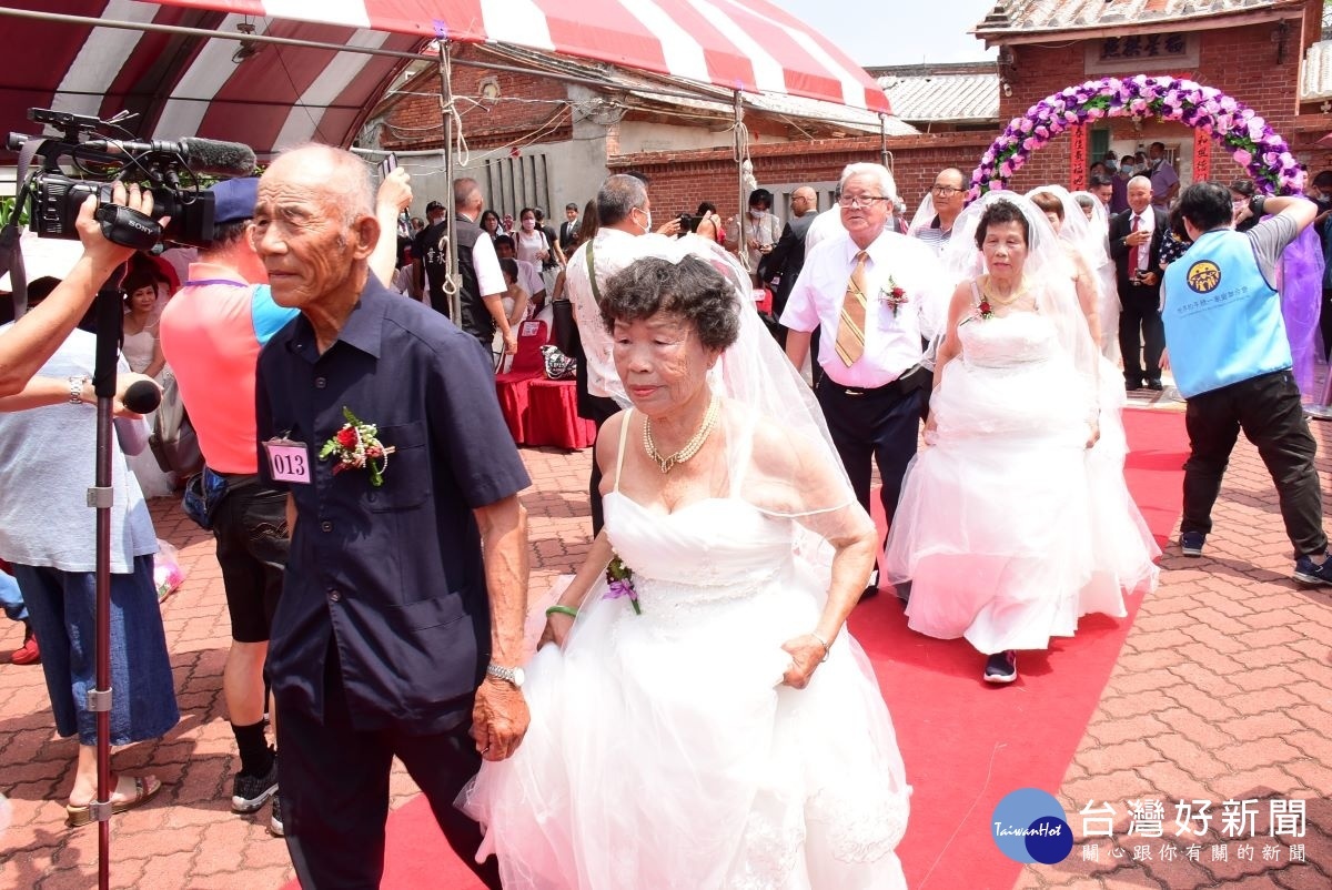 100對老尪某著婚紗禮服走秀見證幸福。圖／彰化縣政府提供