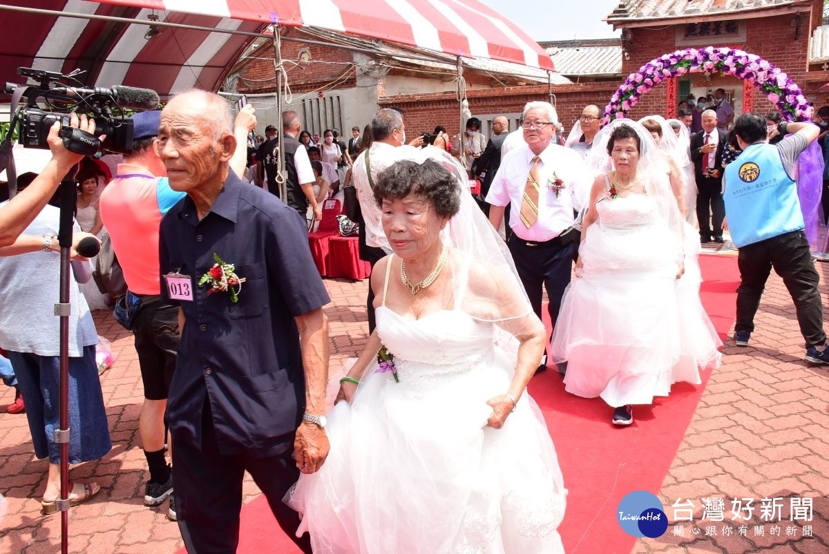 100對老尪某著婚紗禮服走秀見證幸福。圖/彰化縣政府提供