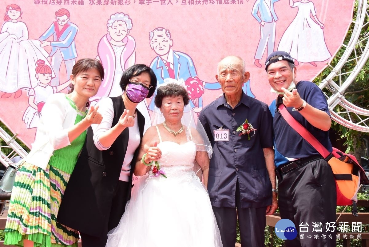 100對老尪某著婚紗禮服走秀見證幸福。圖/彰化縣政府提供