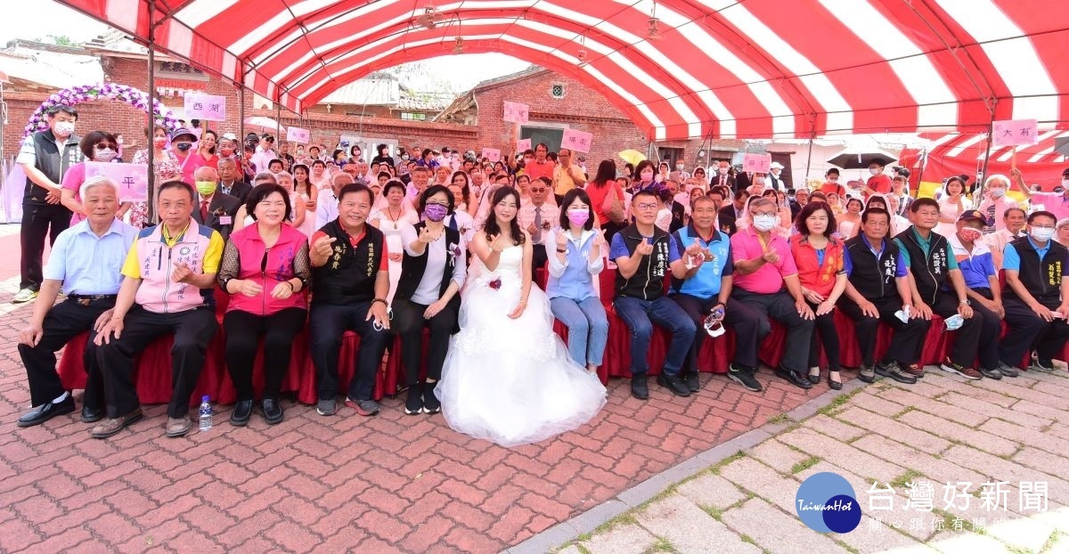 100對老尪某著婚紗禮服走秀見證幸福。圖/彰化縣政府提供