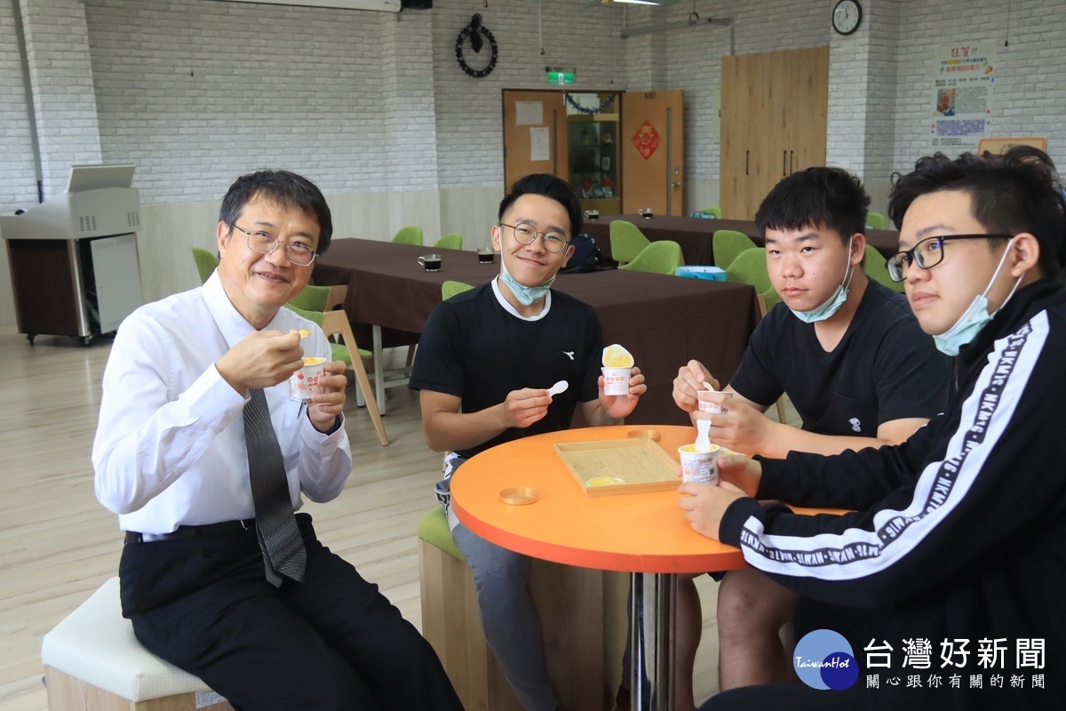 林正敏與同學討論產品也品嚐好滋味。(記者扶小萍攝)