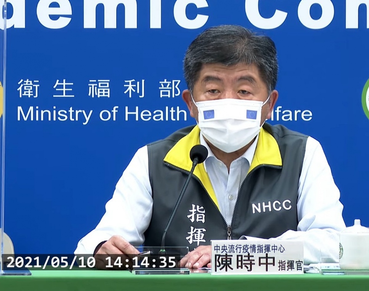 中央流行疫情指揮中心10日公布國內新增11例境外移入武肺確定病例,其中案1190、案1191是2名我國外交人員,5月8日隨國際緊急醫療專機自印度返台;案1192與案1193,則是5月8日搭乘日本航空(JAL)自印度至日本再轉飛回台灣的國人。(圖/衛福部疾管署YouTube)