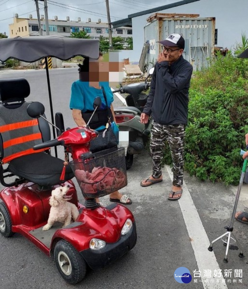 有輕度失智的老婦人,時常出了家門就忘記回家的路,家屬心急報警協尋,北港警方不到一小時內就立馬找到人,並將老婦平安護送返家。