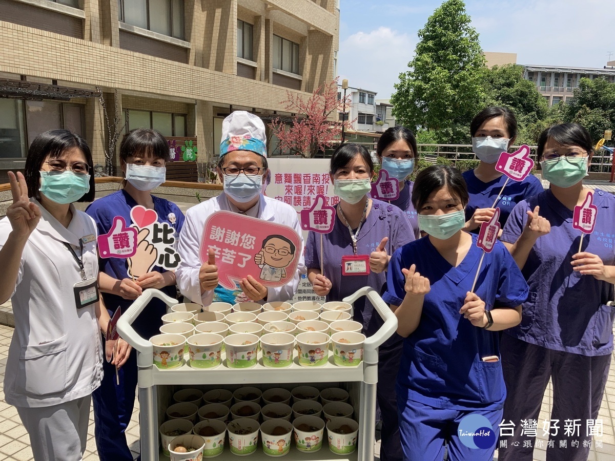 護理人員與洪院長開心合照。(南投醫院提供)