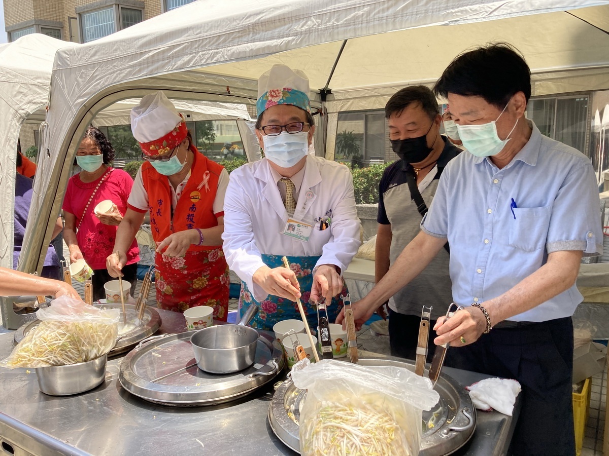 洪院長與市長也下廚煮意麵。(南投醫院提供)