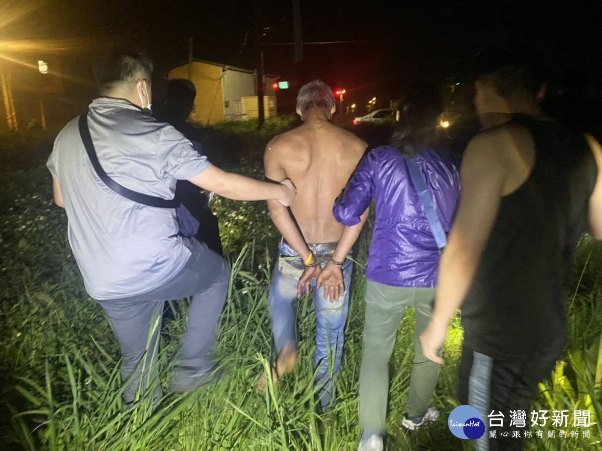 警方在案發地點附近的草叢堆逮到嫌犯,詢後依殺人罪送辦