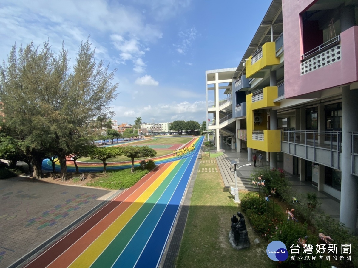 太美了，大村國小彩虹跑道讓整個校園顯得多彩多姿、鮮豔奪目，活潑而有朝氣。