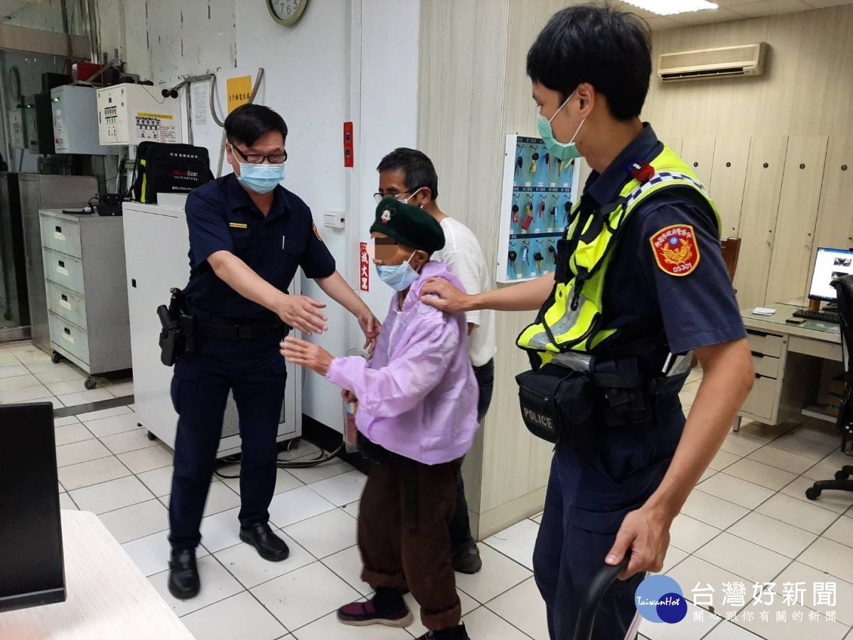 81歲失智婆婆夜晚想買菜迷途,警保護安全回家